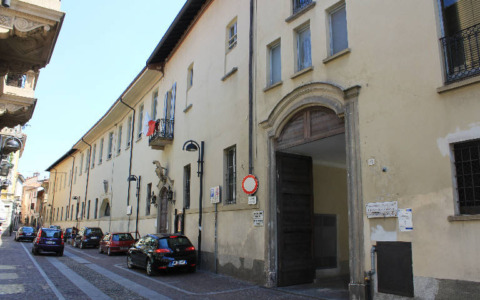 Studenti al freddo: il sindaco chiude la scuola media Manzoni per interventi urgenti