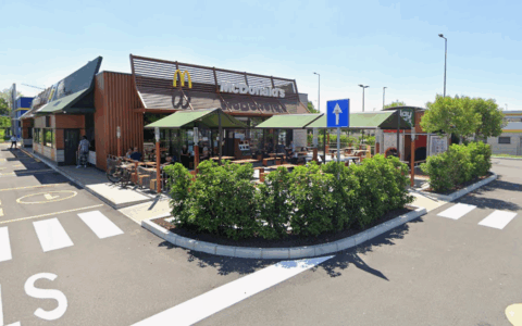 Le aprono l’auto fuori dal Mc Donald’s di Osnago, via documenti e permesso di soggiorno