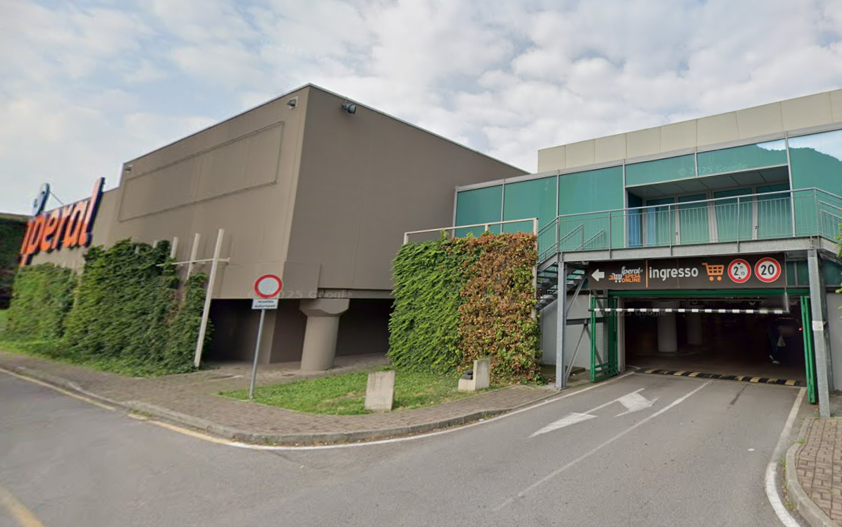 Terrore al parcheggio dell’Iperal, donna rapinata e minacciata con una pistola