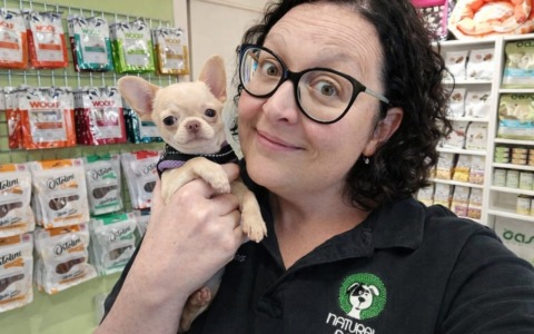 Chiude il negozio per cani dopo dieci anni: “Grazie a tutti per l’affetto”