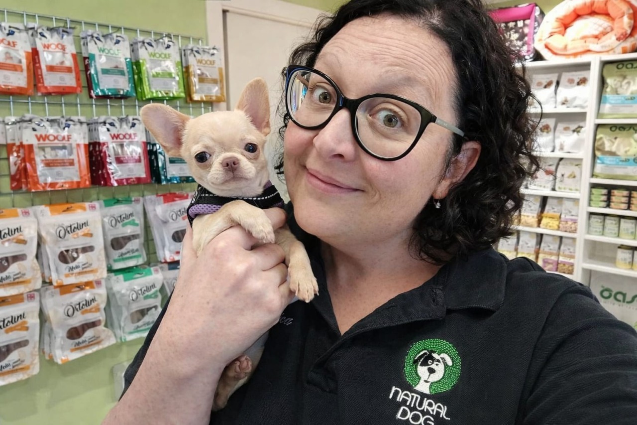 Chiude il negozio per cani dopo dieci anni: “Grazie a tutti per l’affetto”