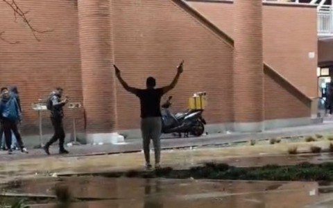 Spara con una pistola a salve in piazza: identificato e denunciato