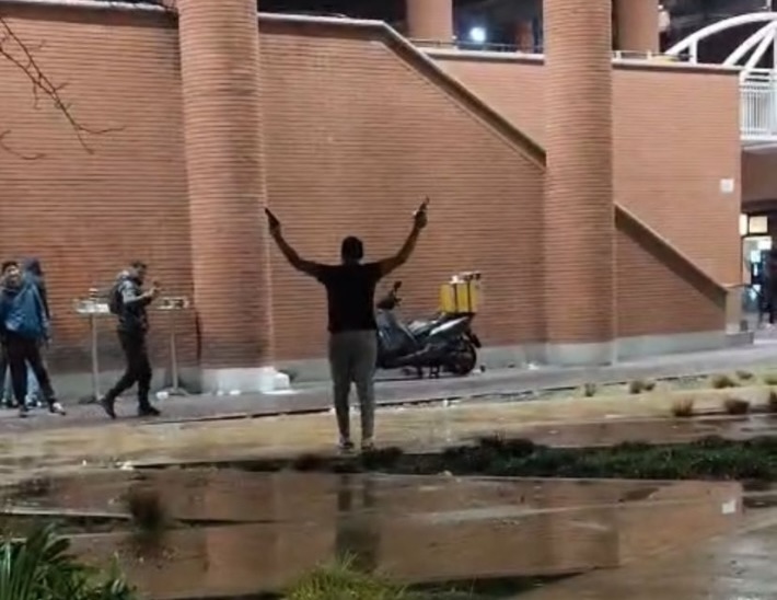 Spara con una pistola a salve in piazza: identificato e denunciato