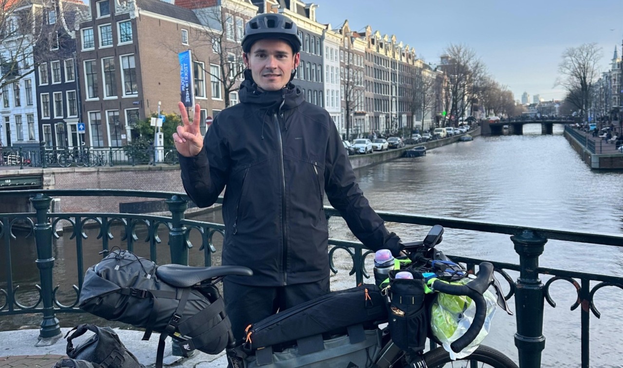 Fino ad Amsterdam in sella a una bici: il lecchese Ilje Velkov e l’arte dello slow travel