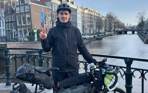 Fino ad Amsterdam in sella a una bici: il lecchese Ilje Velkov e l’arte dello slow travel
