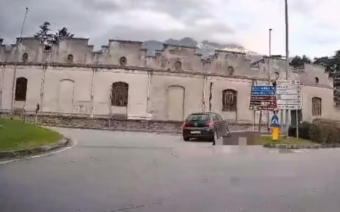 Imbocca contromano lo svincolo del tunnel di Lecco: apprensione sulla Ss36