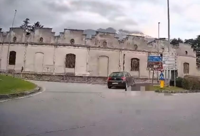 Imbocca contromano lo svincolo del tunnel di Lecco: apprensione sulla Ss36