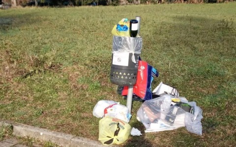 Rifiuti abbandonati nel parcheggio del cimitero di Brivio