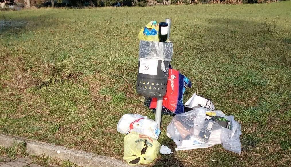 Rifiuti abbandonati nel parcheggio del cimitero di Brivio