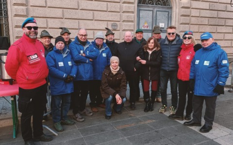 Lecco, grande festa per l’arrivo della Befana: entusiasmo tra famiglie e bambini