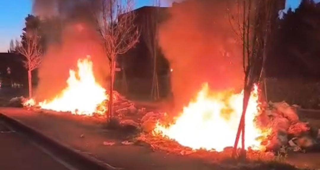 Rifiuti in fiamme sul camion della spazzatura, alba di fuoco in paese