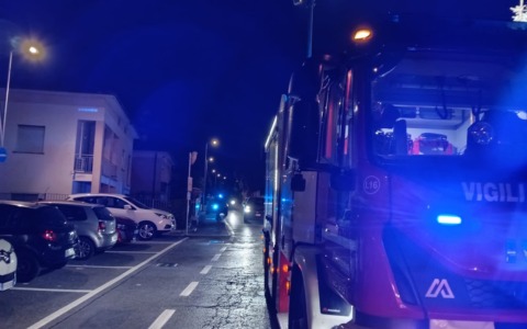 Brucia un pollaio a ridosso di un condominio, intervengono i Vigili del Fuoco