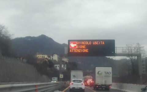 Tamponamento allo svincolo e traffico in tilt: mattinata di fuoco sulla Ss36