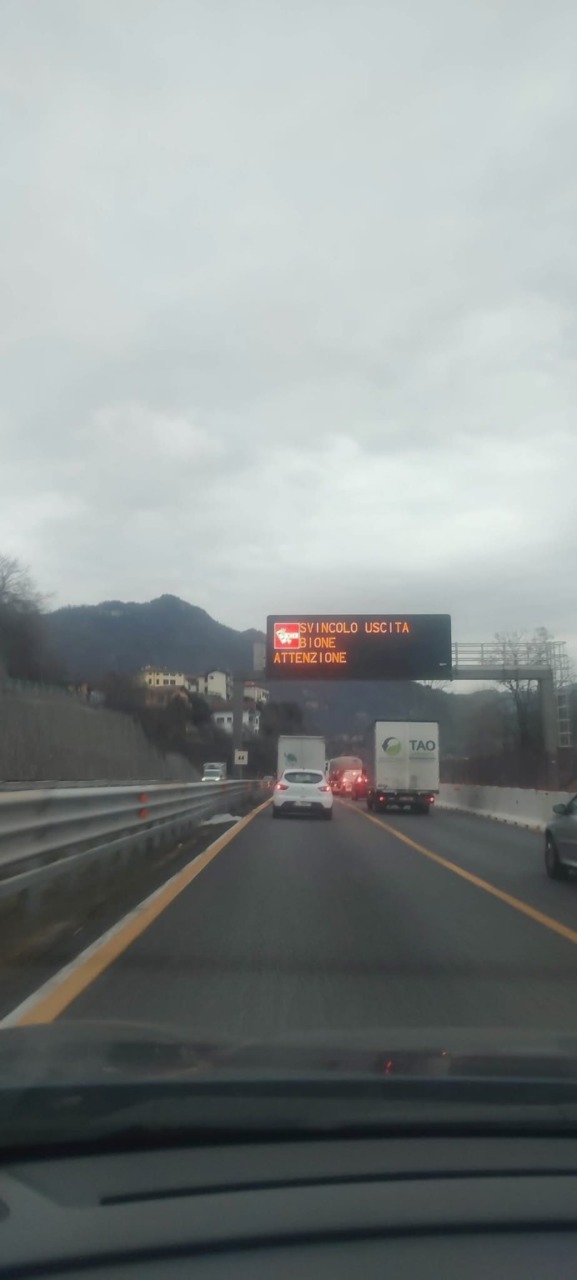 Tamponamento allo svincolo e traffico in tilt: mattinata di fuoco sulla Ss36