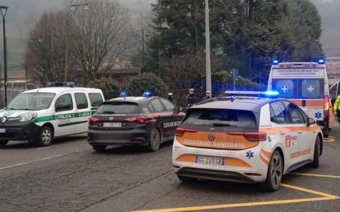 Inciampa e cade battendo la testa, soccorso un ragazzino all’uscita da scuola