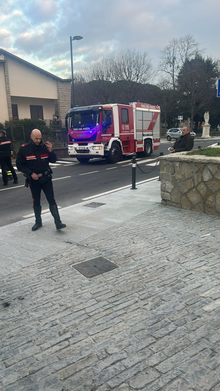 Apre il gas e minaccia di far esplodere la casa