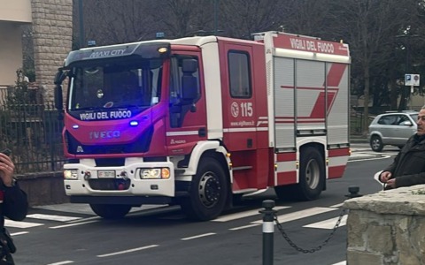 Apre il gas e minaccia di far esplodere la casa