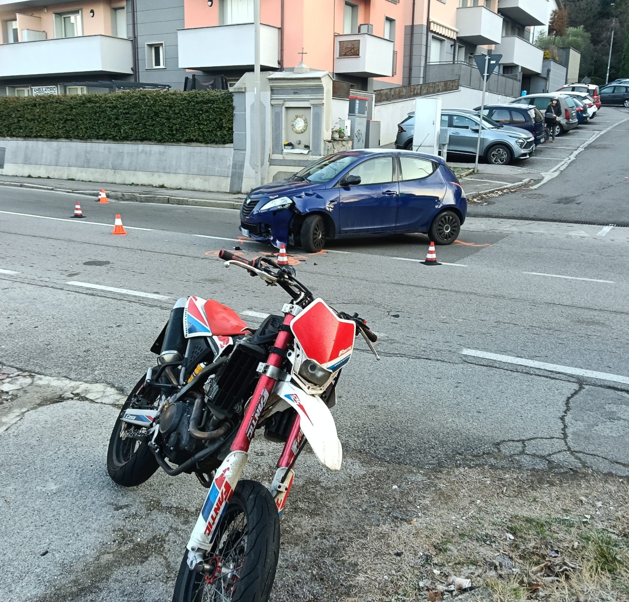 Scontro auto-moto: giovane motociclista trasportato in ospedale