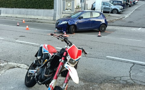 Scontro auto-moto: giovane motociclista trasportato in ospedale