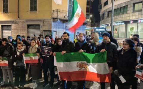 Lecco si stringe al popolo iraniano: presidio in centro