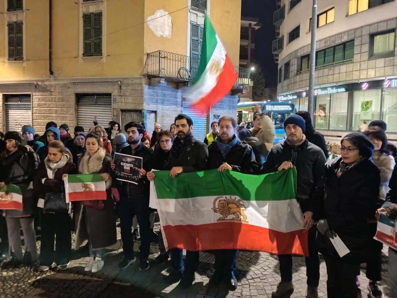 Lecco si stringe al popolo iraniano: presidio in centro