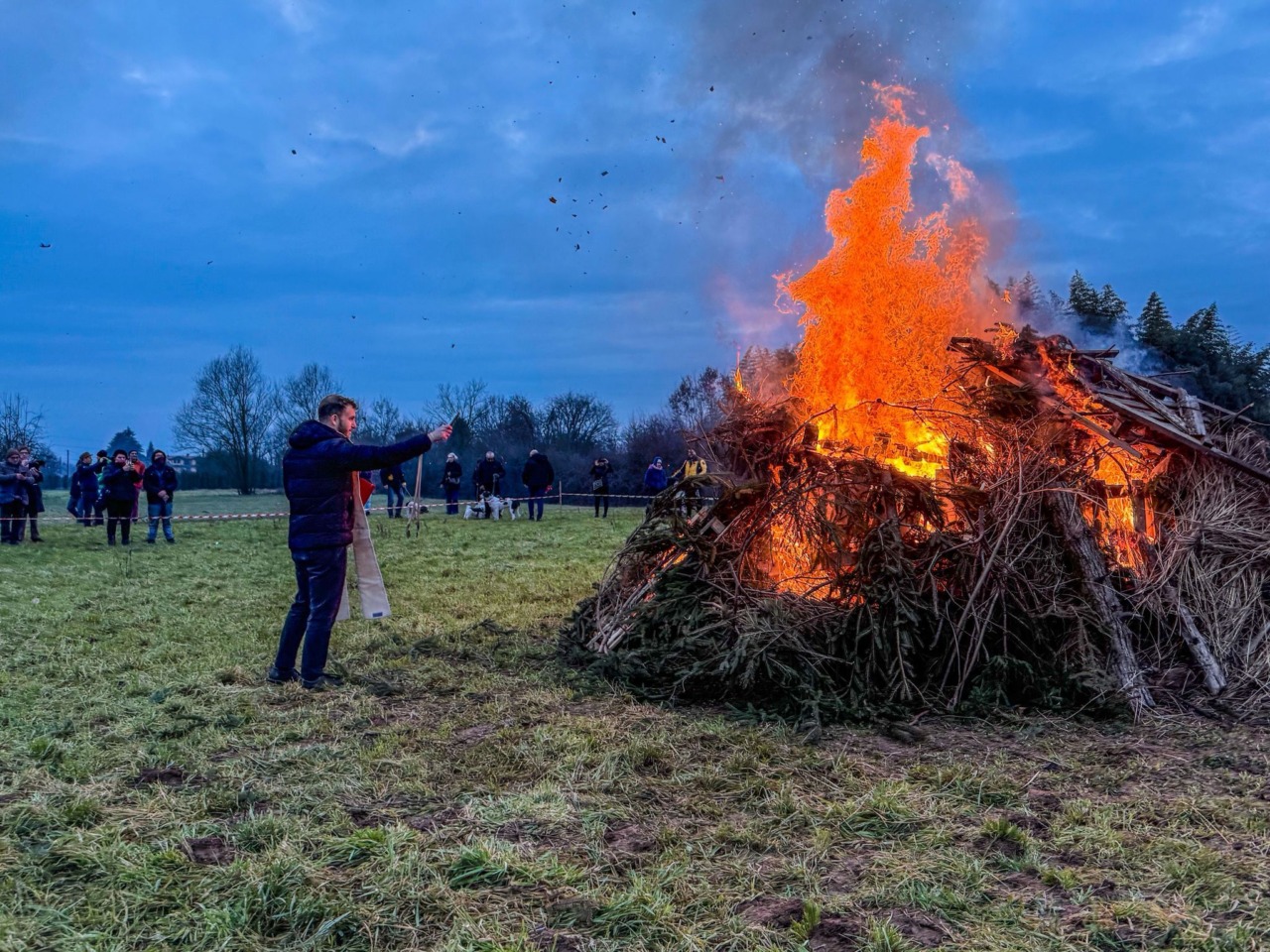 Il meteo avverso non ferma la tradizione: in scena il Falò di Sant’Antonio