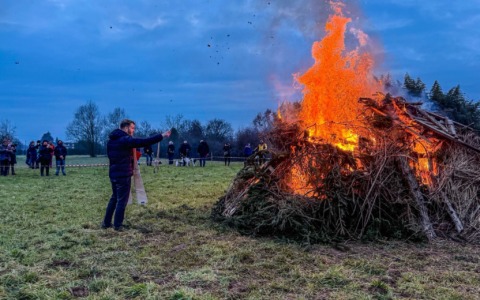 Il meteo avverso non ferma la tradizione: in scena il Falò di Sant’Antonio