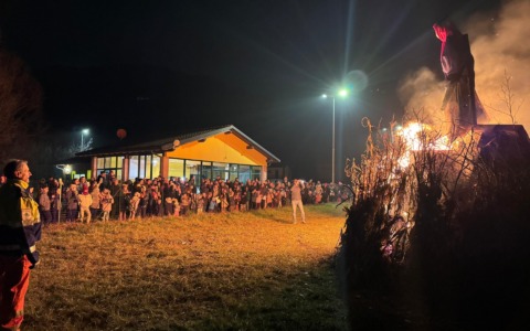 Successo per “Brusa la Gibiana”: oltre 200 persone all’appuntamento nell’area feste di Prestabbio