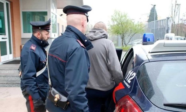 Maltrattava i genitori per potersi comprare la droga: arrestato un 26enne