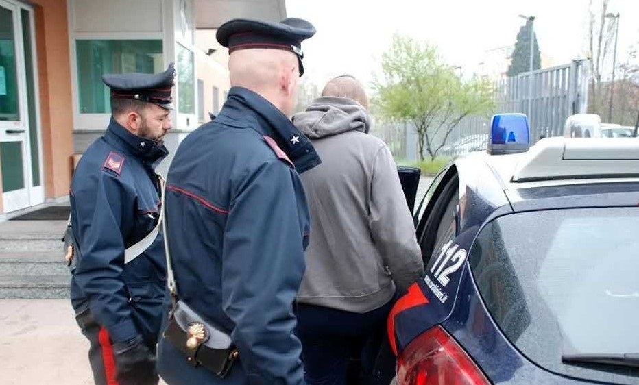 Maltrattava i genitori per potersi comprare la droga: arrestato un 26enne