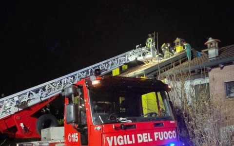 Incendio canna fumaria, a fuoco il tetto di una casa