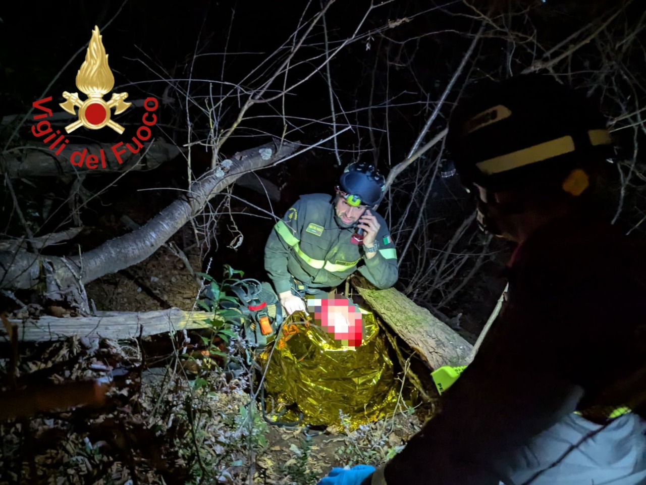 Cade in un dirupo dopo essersi allontanata da casa, salvata nella notte