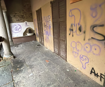 Vandali in azione: scritte e disegni osceni sui muri