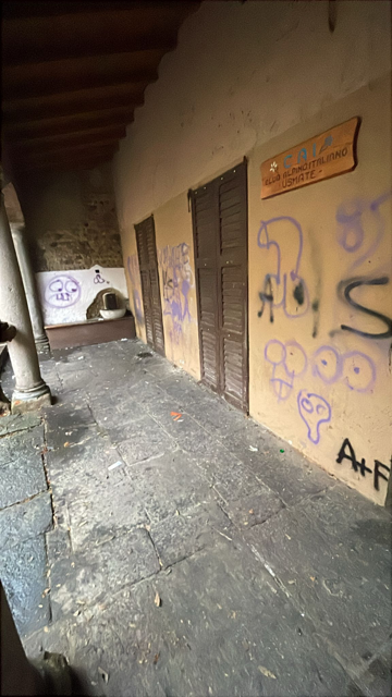 Vandali in azione: scritte e disegni osceni sui muri