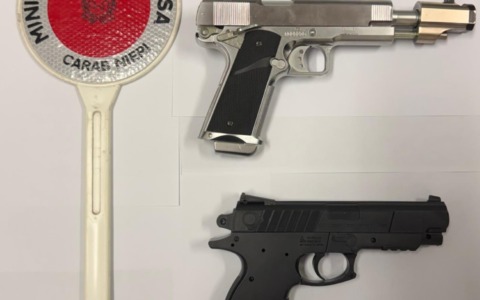 Rapina violenta con botte e minacce in un parcheggio, arrestato il secondo fuggitivo