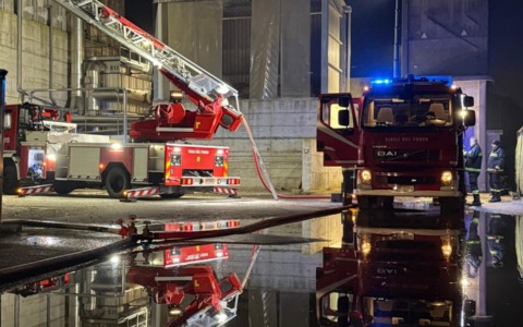 In fiamme il tetto di un’azienda, maxi dispiegamento di mezzi dei Vigili del fuoco