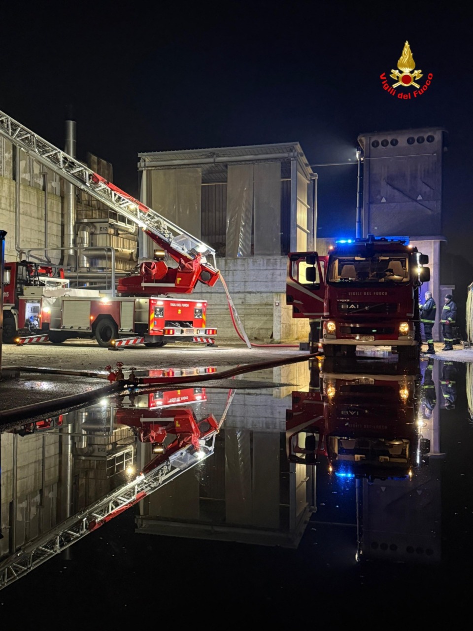 In fiamme il tetto di un’azienda, maxi dispiegamento di mezzi dei Vigili del fuoco