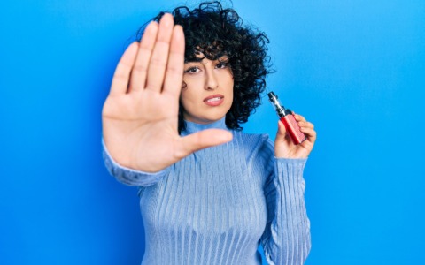 Svapo e salute orale: perché, oltre al fumo tradizionale,    anche  la sigaretta elettronica è  nemica  di denti e gengive