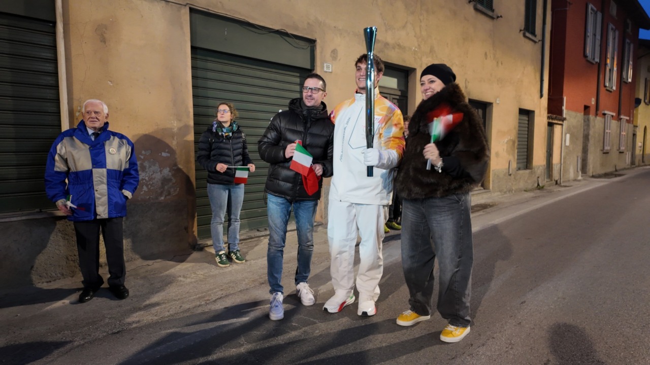 In centinaia a tifare lungo la Provinciale 72 pel la Fiamma Olimpica ad Abbadia