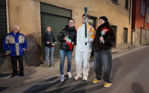 In centinaia a tifare lungo la Provinciale 72 per la Fiamma Olimpica ad Abbadia