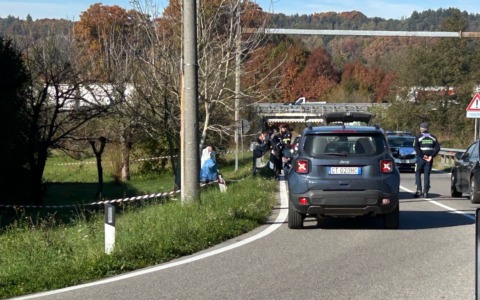 Trovato morto vicino alla superstrada, l’autopsia: aveva assunto stupefacenti e lesioni compatibili con un investimento