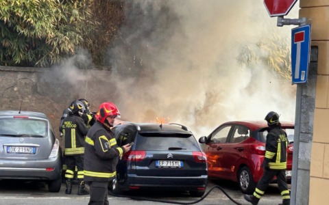 Auto a fuoco in paese, danneggiati altri due veicoli