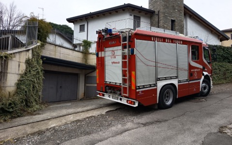 Sfiamma la canna fumaria: intervengono i Vigili del Fuoco