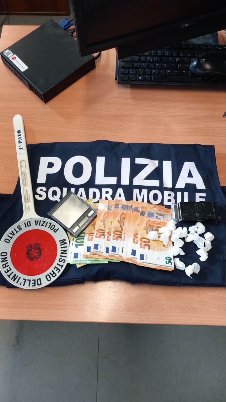 Spaccio a domicilio: arrestati due pusher marocchini dalla Polizia di Stato