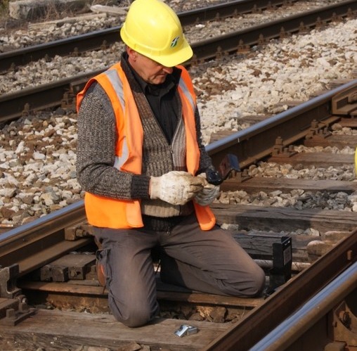 Sabotaggio nella notte sulla linea ferroviaria Lecco-Tirano