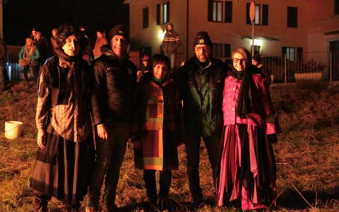 Il paese rinnova la tradizione con “Brusa la Gibiana”, in tanti all’oratorio