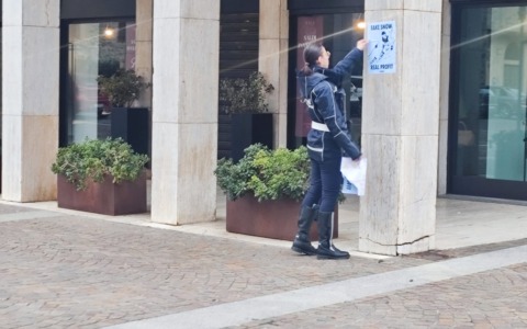 Olimpiadi, manifesti di critica affissi in centro a poche ore dal passaggio della Fiamma