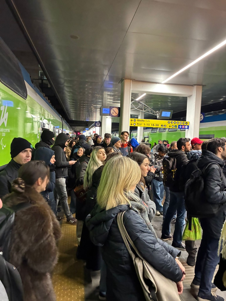 Treni cancellati e ore di attesa: vergognosi disagi subiti dai pendolari