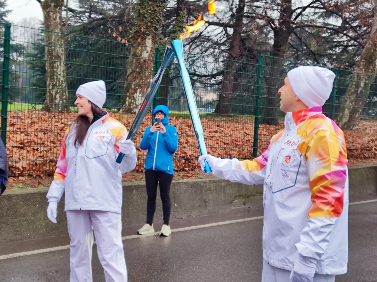 Olimpiadi Milano Cortina 2026, la fiamma olimpica è arrivata in città FOTO e VIDEO