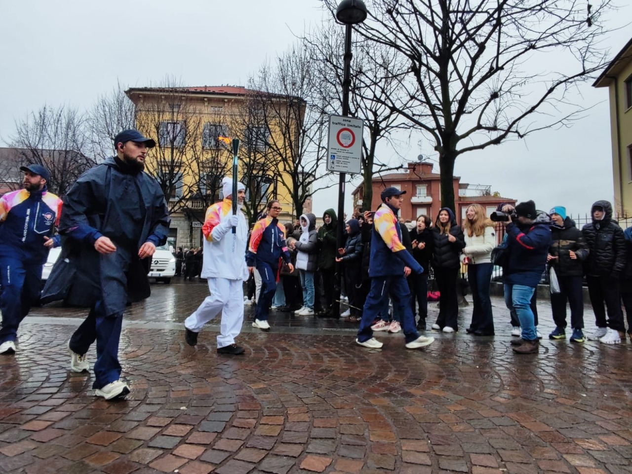 Olimpiadi Milano Cortina 2026, festa in piazza Prinetti per l’arrivo della fiaccola FOTO e VIDEO